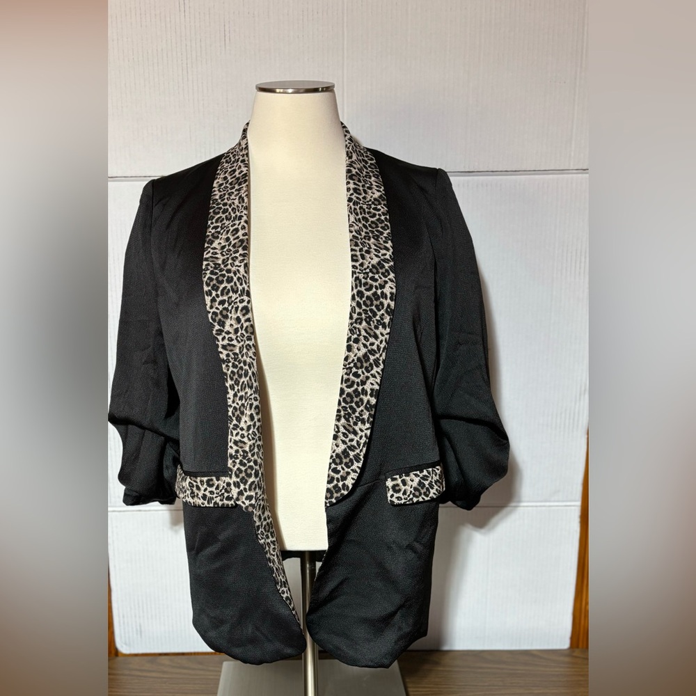 Oddy 2XL women’s  BLACK LIGHT WEIGHT BLAZER W/ leopard look trim.